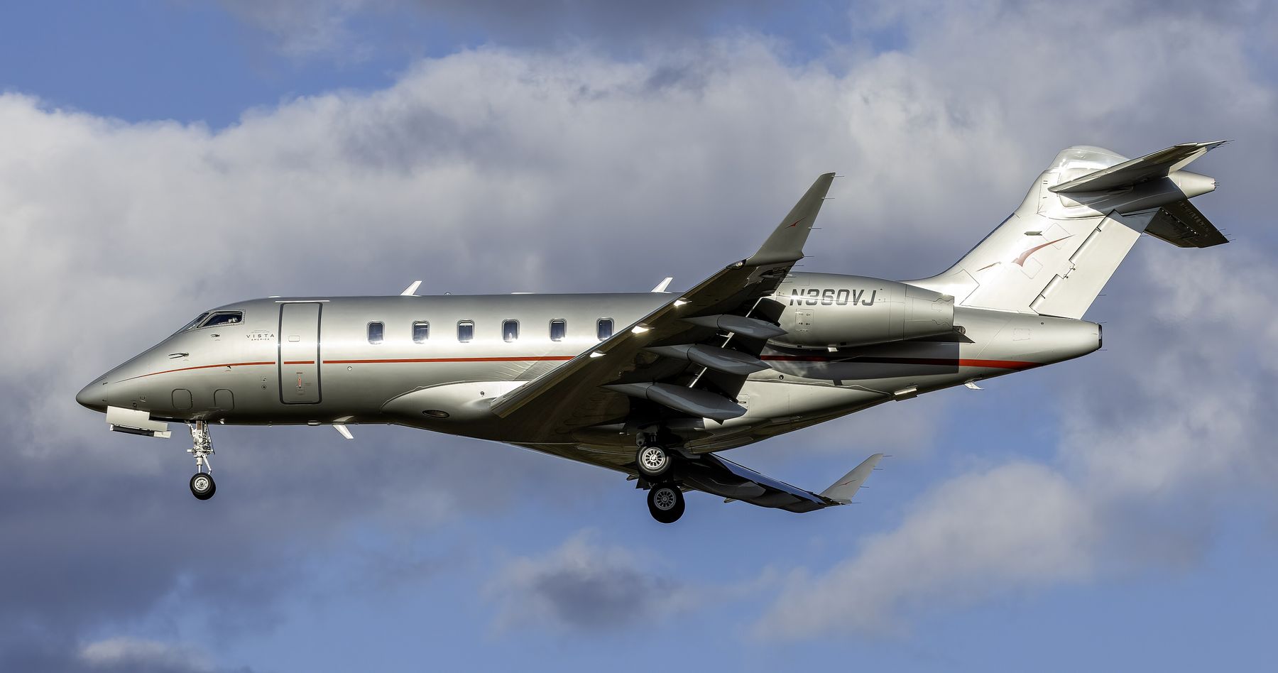 Bombardier Challenger 3500 on approach